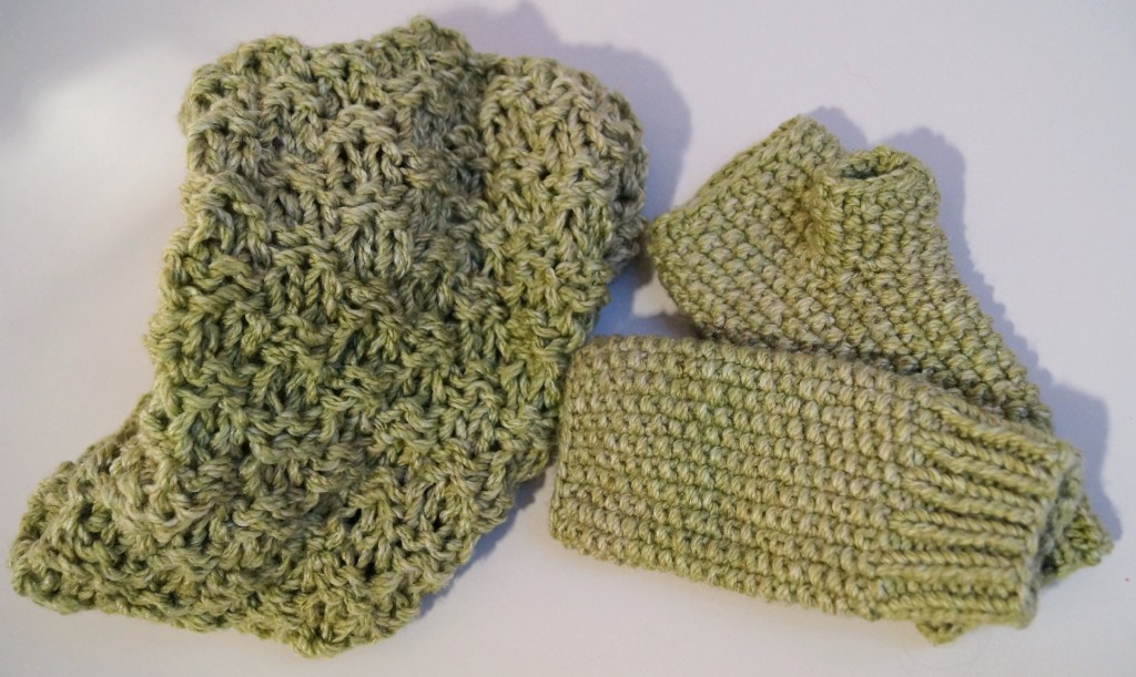 Seed stitch infinity cowl and mittens - Shortrounds Knitwear