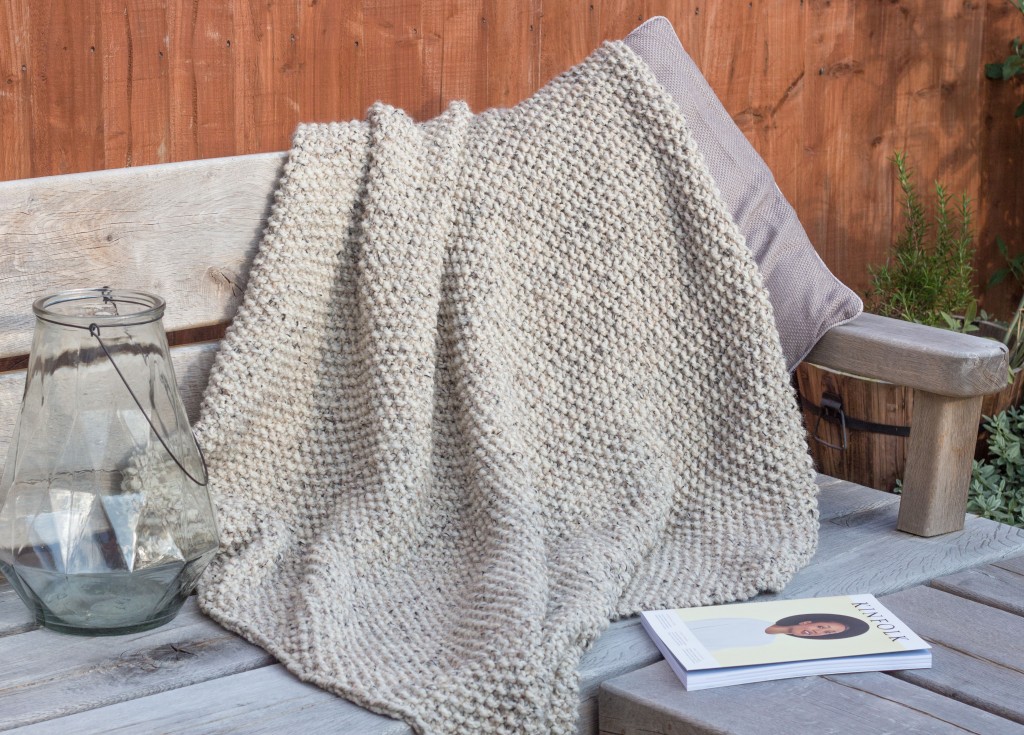 Snug - a seed stitch blanket knitting pattern | Shortrounds